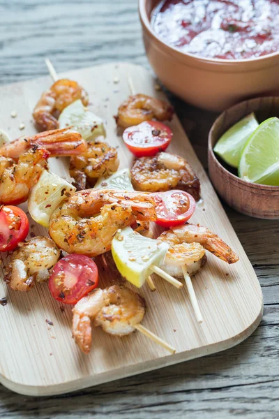 Skewers with shrimps — Stock Photo, Image