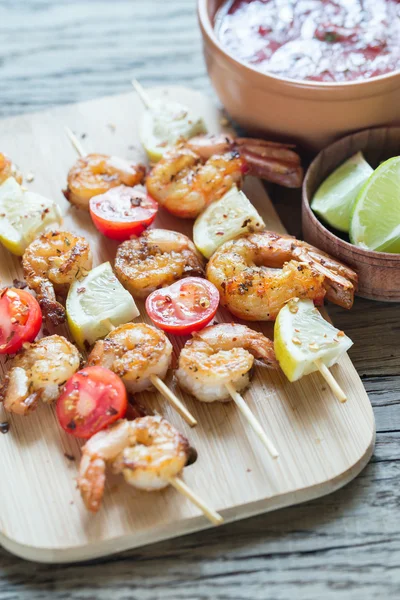 Skewers with shrimps — Stock Photo, Image