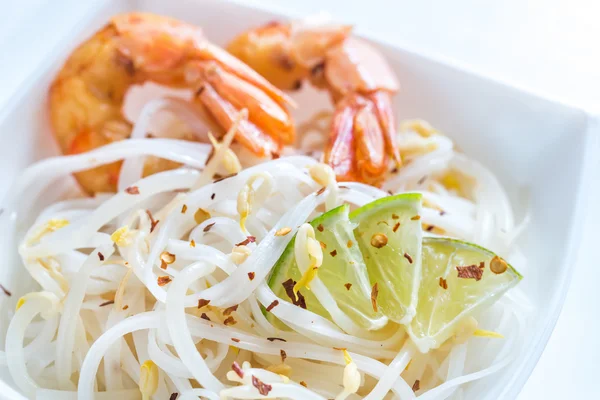Tagliatelle di riso con gamberetti e germogli di fagioli — Foto Stock