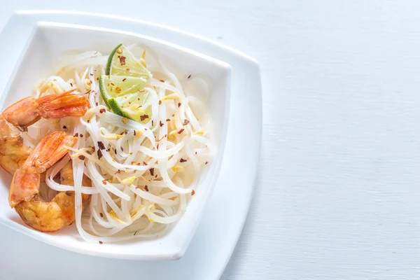 Tagliatelle di riso con gamberetti e germogli di fagioli — Foto Stock