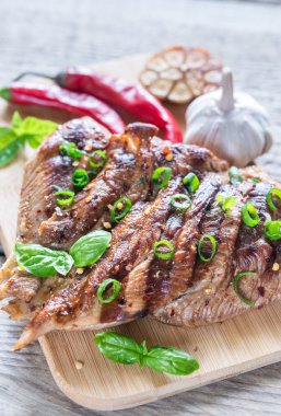 Ahşap tahta üzerinde yeşil soğan ile ızgara Türkiye