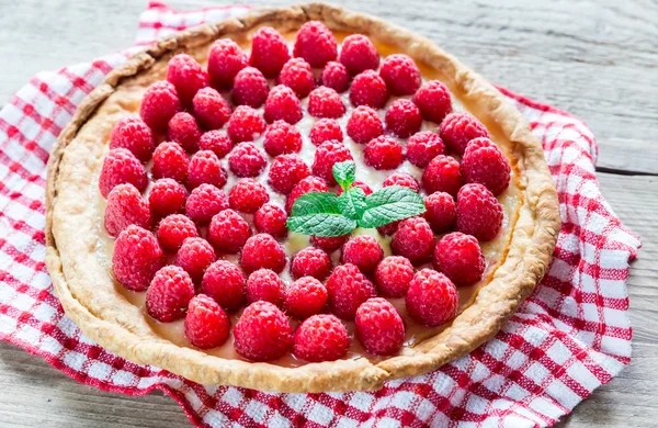 Raspberry tart with custard — Stock Photo, Image