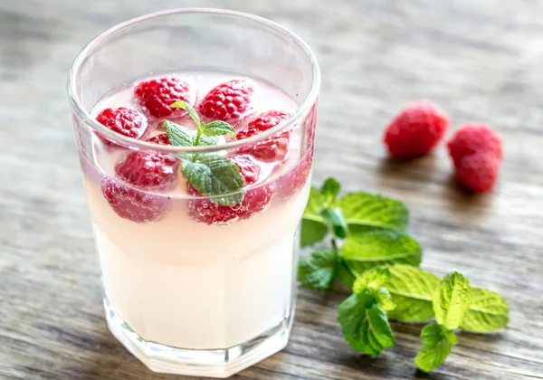 波光粼粼的树莓-柠檬酒鸡尾酒 — 图库照片