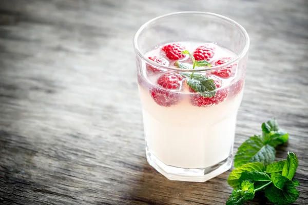波光粼粼的树莓-柠檬酒鸡尾酒 — 图库照片