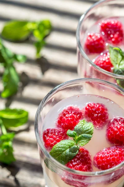 Funkelnder Himbeer-Limoncello-Cocktail — Stockfoto