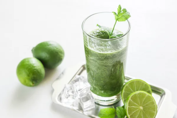 Glas grünen Smoothie — Stockfoto