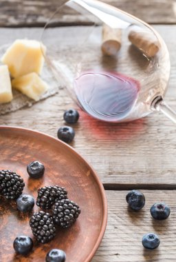 Ahşap masa üzerinde taze çilek ile kırmızı şarap