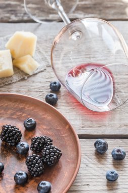 Ahşap masa üzerinde taze çilek ile kırmızı şarap