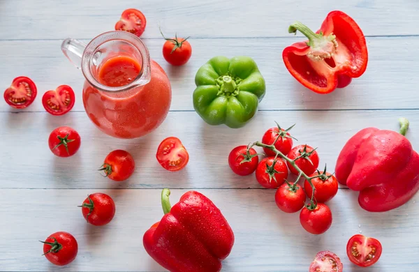 신선한 토마토, 고추, 주스 용기 — 스톡 사진