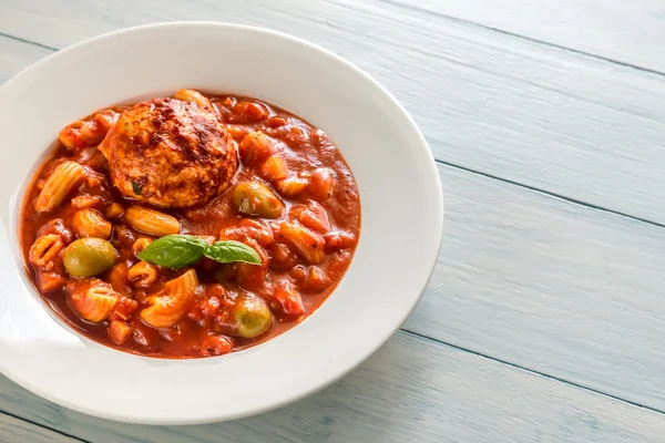 Portion Minestrone-Suppe mit Frikadellen — Stockfoto