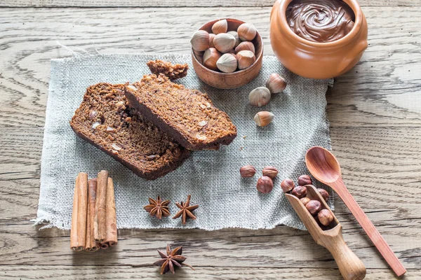 Slices of banana-chocolate bread with chocolate cream — Stock Photo, Image