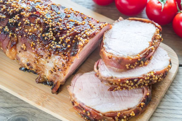 Gebackenes Schweinefleisch in Speckmantel — Stockfoto