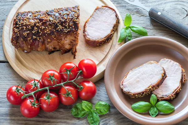 Gebackenes Schweinefleisch in Speckmantel — Stockfoto