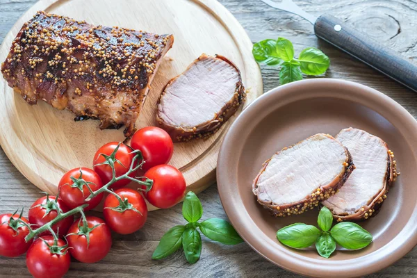 Lezzetli sulu kızarmış domuz eti bonfile ve taze sebze — Stok Foto