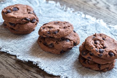 Çikolata parçacıklı kurabiye.