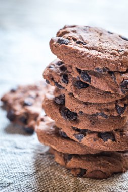 Çikolata parçacıklı kurabiye.