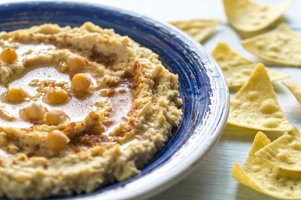 Hummus a tortilla chips — Stock Fotó