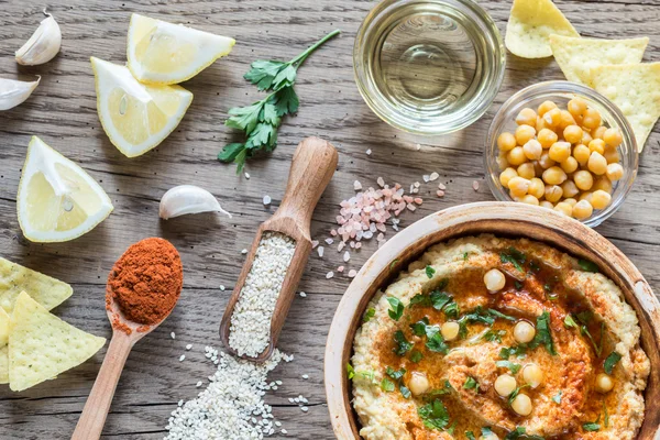 Hummus with ingredients — Stock Photo, Image