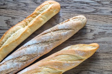 Ahşap zemin üzerinde üç baget