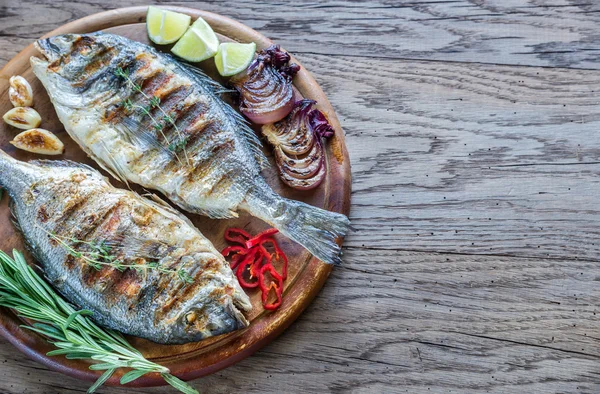 Gegrilde Dorade Royale vis op het houten bord — Stockfoto