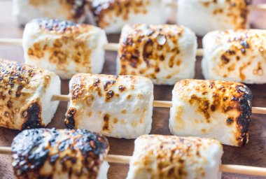 Hatmi şişleri ahşap arka plan üzerinde