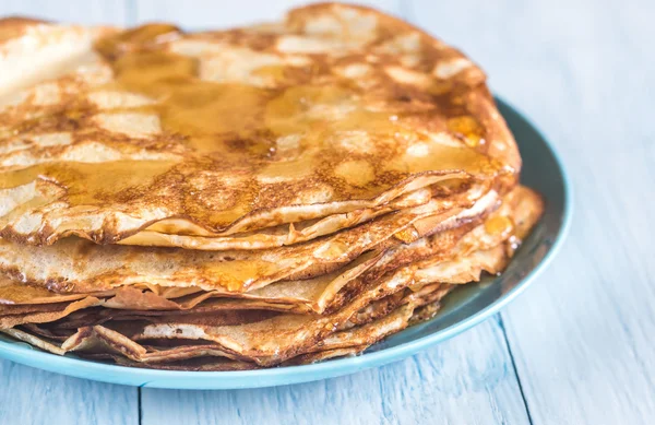 Pile de crêpes sur la plaque — Photo