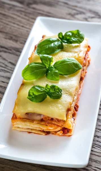 Portion klassische Lasagne — Stockfoto