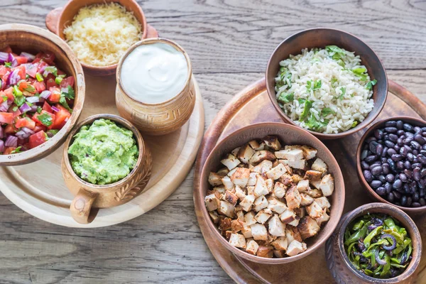 Ingredientes para tigela de burrito de frango — Fotografia de Stock