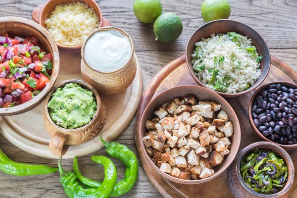 Ingredientes para tigela de burrito de frango — Fotografia de Stock