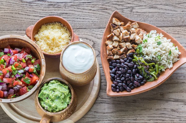 Tigela de burrito de frango com os ingredientes — Fotografia de Stock