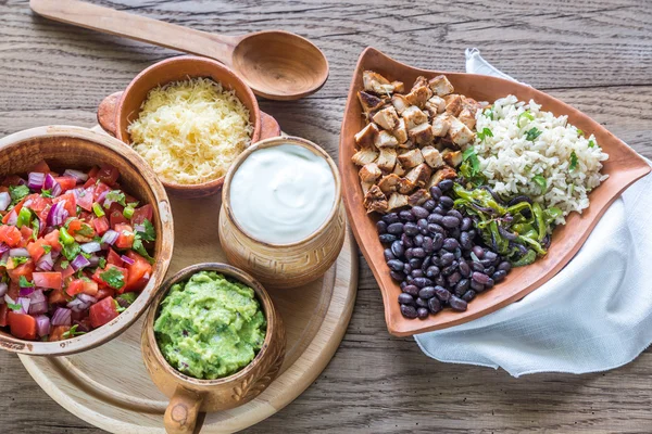 Tigela de burrito de frango com os ingredientes — Fotografia de Stock