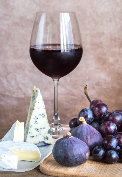 Κόκκινο κρασί με τυρί, σύκα και σταφύλια — Φωτογραφία Αρχείου