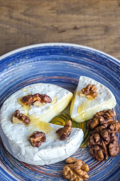 Camembert with walnuts — Stock Photo, Image