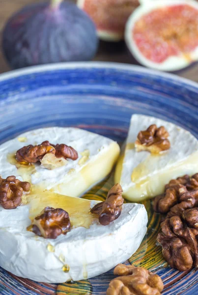 Camembert, Feigen und Walnüsse — Stockfoto