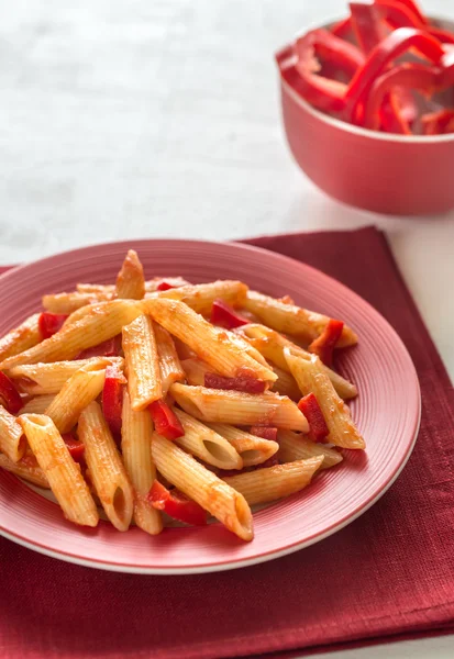 Penne com molho de tomate e pimenta vermelha fresca — Fotografia de Stock