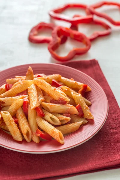 Penne mit Tomatensauce und frischem Paprika — Stockfoto