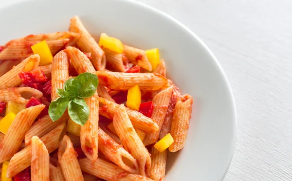 Penne mit Tomatensauce und frischem Pfeffer — Stockfoto