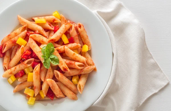 Penne com molho de tomate e pimenta fresca — Fotografia de Stock