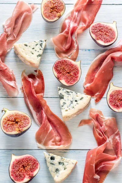 Rodajas de jamón con queso azul e higos —  Fotos de Stock