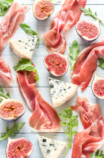 Marmeladenscheiben mit Blauschimmelkäse und Feigen — Stockfoto