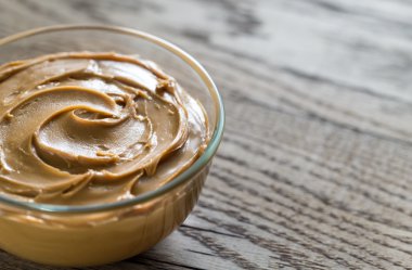 Ahşap masa fıstık ezmesi kase