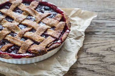 ahşap zemin üzerine vişneli pasta