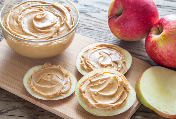 Rodajas de manzanas con mantequilla de maní —  Fotos de Stock