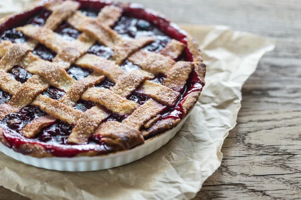 Tarte aux cerises sur fond en bois — Photo