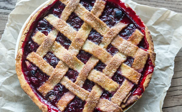 Tarte aux cerises sur fond en bois — Photo