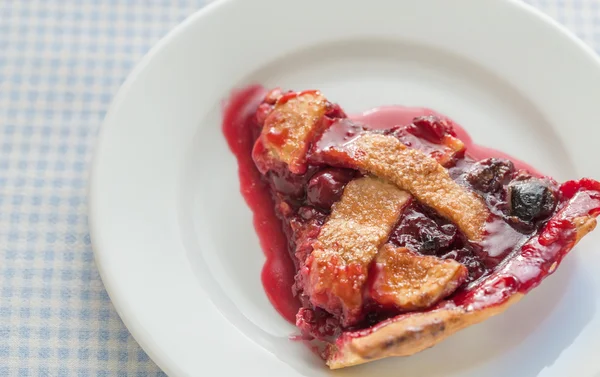 Pastel de cereza en el plato — Foto de Stock