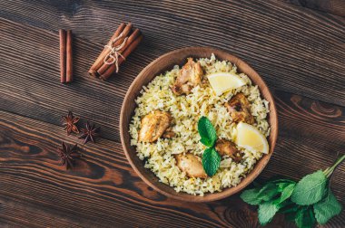Bir kase biryani - popüler Güney Asya pirinç yemeği