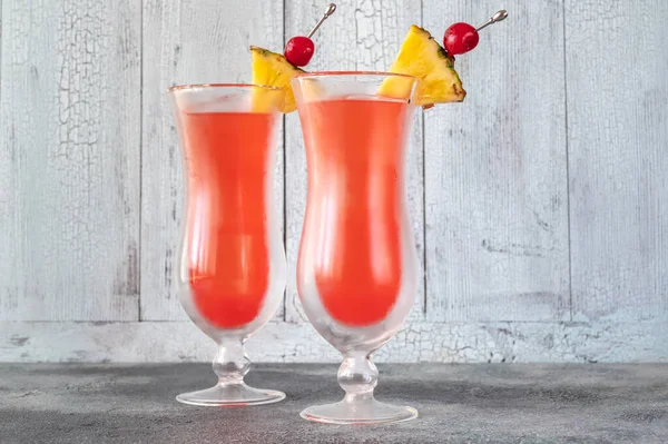 Deux Verres Singapore Sling Sur Fond Bois — Photo