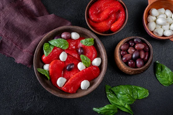 Bollen Med Bakt Klokkepaprika Med Mozarella Kalamatoliven – stockfoto