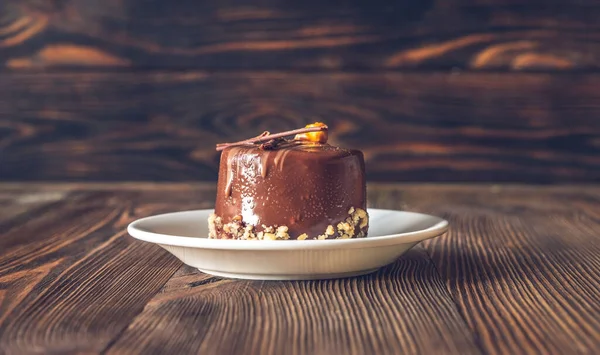 Díszített Csokoládé Torta Fehér Csészealj — Stock Fotó